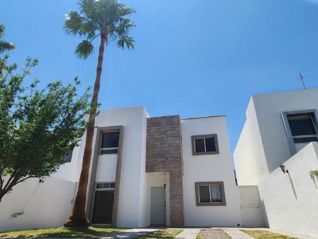 Casa en Venta en Residencial Senderos, Torreón Ubicación Estratégica y Amplias Dimensiones