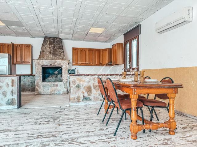 Casa en venta en Reus, Llevant. Finca urbana con piscina en Reus. Casas.