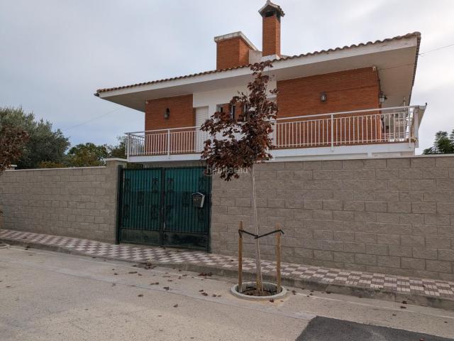 Casa en venta en Riba roja d´Ebre Costa Dorada. Amplia casa familiar en el centro de Ribaroja dEbre. Casas Riba roja.