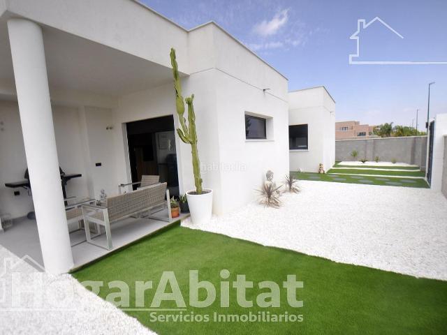 Casa en venta en Riba roja de Túria. ESPECTACULAR CHALET ESQUINERO CON AMPLIA TERRAZA, PORCHE Y GARAJE. Casas Riba roja de.