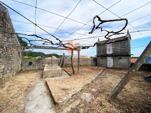 Casa en venta en Ribeira, Carreira. VENDEMOS CASA TRADICIONAL GALLEGA CON HÓRREO Y VARIAS CONSTRUCCIONES A UN PASO DE LA PLAYA EN RIBEIRA. Casas.