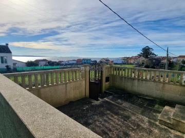 Casa en venta en Ribeira, Santa Uxía de Ribeira. Casa en venta en Ribeira, a 150 metros de la playa, con vistas al mar, patio y 4 dormitorios. Casas.