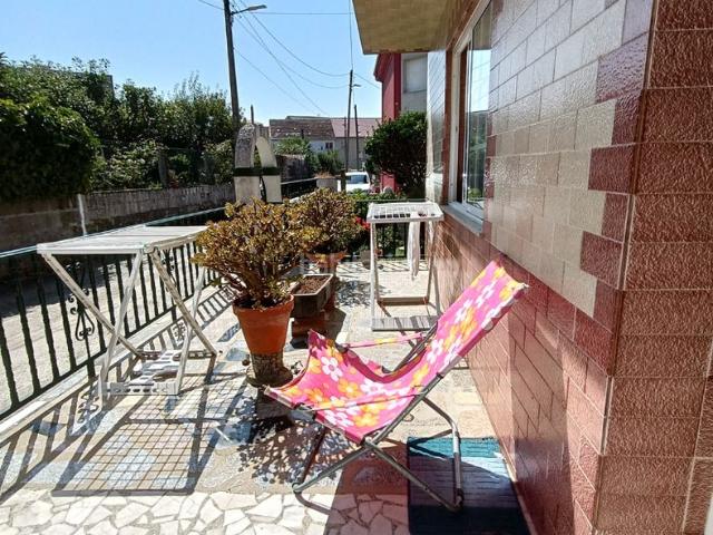 Casa en venta en Ribeira, Santa Uxía de Ribeira. Se vende casa con jardín a un paso de Coroso. Casas.
