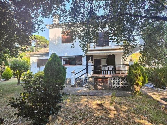 Casa en venta en Riells i Viabrea. Casa a 4 vientos en Riells i Viabrea con amplio con jardín. Casas Riells i.