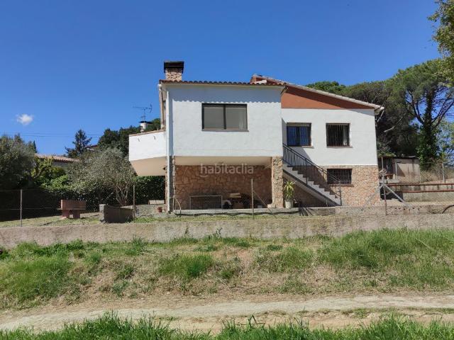 Casa en venta en Riells i Viabrea. Preciosa CASA REFORMADA PER ENTRAR A VIURE. Molt asolellada i amb vistes al Montnegre. Casas Riells i.
