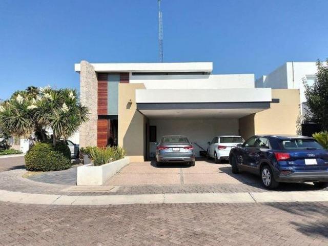 CASA EN VENTA EN RINCONADA JURICA, CONDOMINIO CON ALBERCA