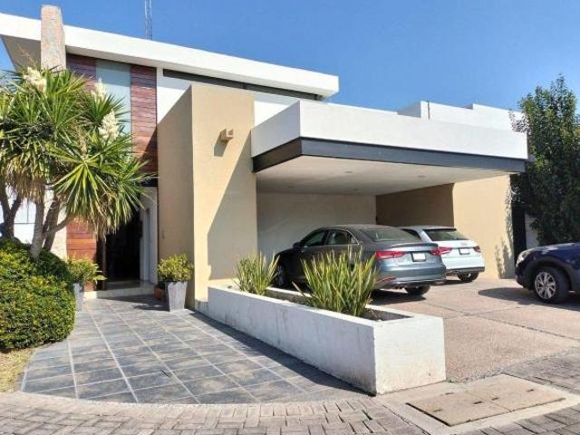 Casa en venta en Rinconada Jurica, Querétaro | Condominio con alberca | Terraza