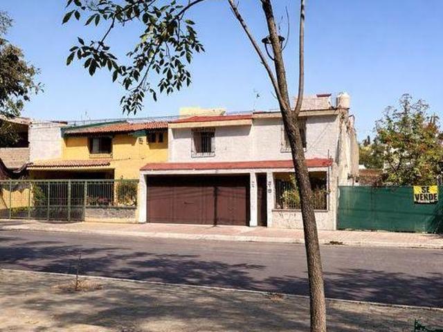 Casa en venta en Rinconada Santa Rita, a una cuadra del Hospital Ángeles del Carmen, frente a parque