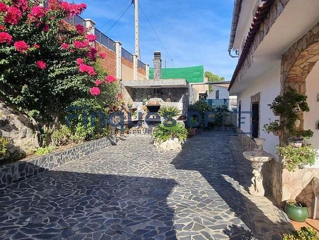 Chalet en venta en calle De L'ametller, Riudarenes, de 200 m² 6 habitaciones por 308.000