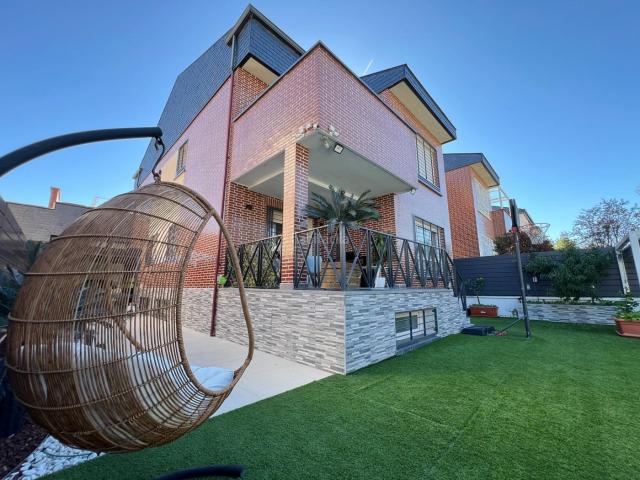 Casa en venta en Rivas Vaciamadrid, Centro. EXCLUSIVO CHALET LUJO TOTALMENTE REFORMADO EN VENTA SIN HONORARIOS AL COMPRADOR. Casas Rivas.