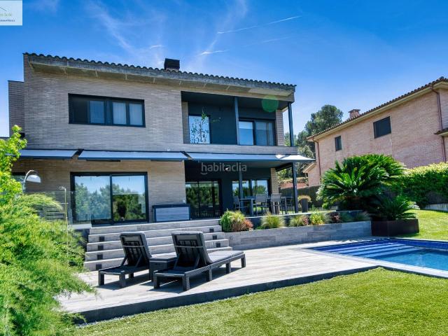 Casa en venta en Roca del Vallès La. Xalet independent a Santa Agnès de Malanyanes amb gran jardí i piscina. Casas Roca del Vallès.