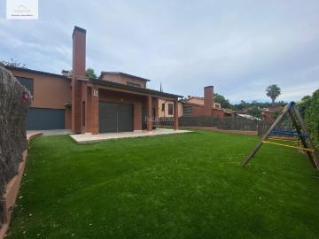 Casa en venta en Roca del Vallès La. Casa unifamiliar a quatre vents amb jardí a Santa Agnès de Malanyanes. Casas Roca del Vallès.
