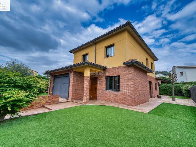 Casa en venta en Roca del Vallès La. Casa unifamiliar de 4 vents amb jardí al centre de La Roca del Vallès. Casas Roca del Vallès.