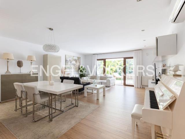 Casa en venta en Rocafort. Adosado Esquinero renovado de estilo Mediterraneo en Rocafort. Casas.
