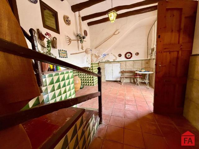 Casa en venta en Rodonyà. 90488 Rodonyà, gran casa de pueblo de 6 dormitorios y patio. Casas.