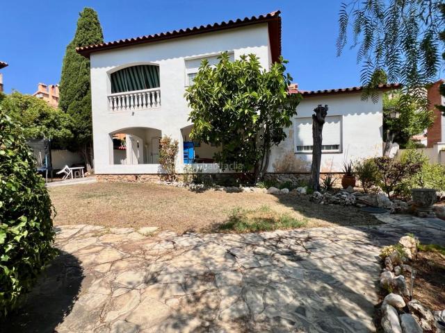 Casa en venta en Roda de Barà Costa Dorada. Amplia casa para dos familias, con parcela de 660 m2, terrazas y garaje en Roda de Berà. Casas Roda de.