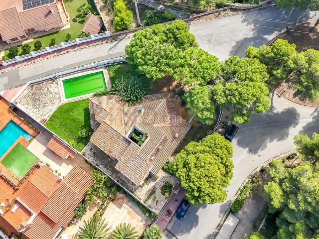 Casa en venta en Roda de Barà Costa Dorada. Exclusiva casa esquinera con vistas al mar diseñada por el reconocido arquitecto Francisco José Barba Corsini 1975. Casas Roda de.