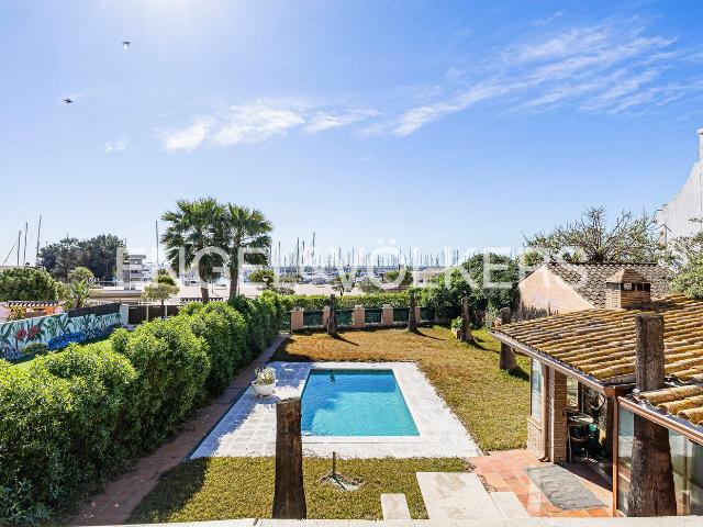 Casa en venta en Roda de Barà Costa Dorada. Vive el Mediterráneo villa con piscina y vistas al puerto. Casas Roda de.