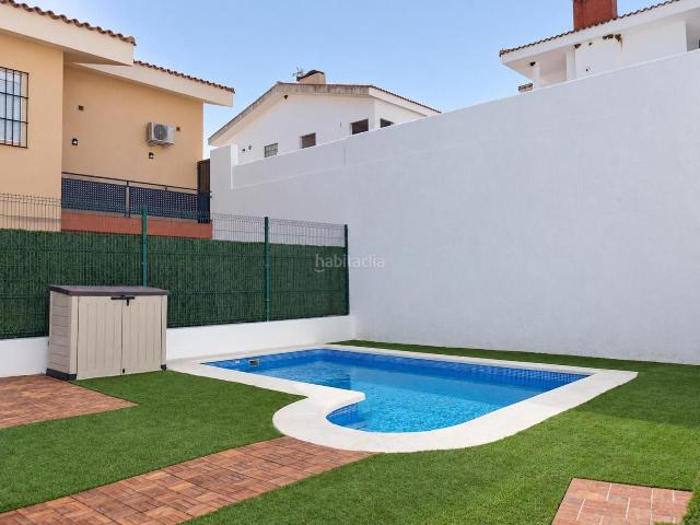Casa en venta en Ronquillo El. CHALET INDIVIDUAL CON PISCINA Y GARAJE. Casas Ronquillo.