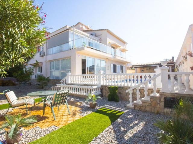 Casa en venta en Roses, Nord Costa Brava. GRAN CASA EN ROSES CON DOS VIVIENDAS INDEPENDIENTES. VISTAS A LA BAHÍA DE ROSES. GRAN JARDÍN Y PISCINA. GARAJE. Casas.