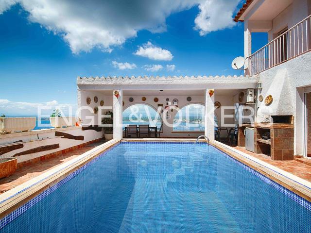 Casa en venta en Roses, Puig Rom Canyelles Almadrava Costa Brava. Casa con licencia turística, vistas impresionantes, psicina y garaje en Roses. Casas.