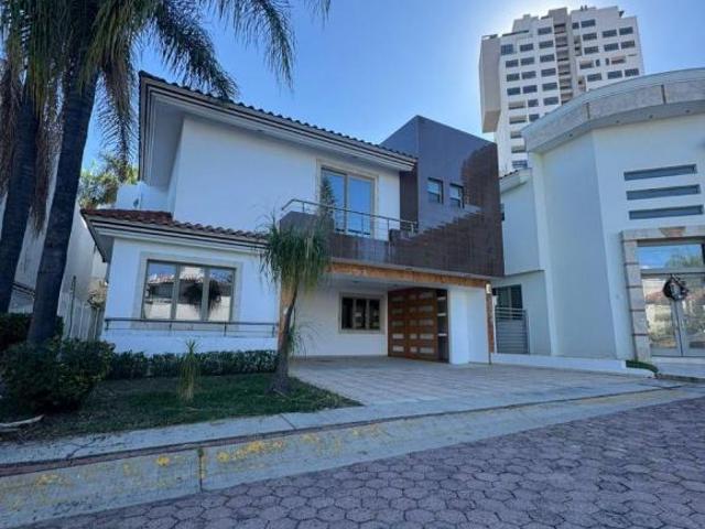 CASA EN VENTA EN ROYAL COUNTRY