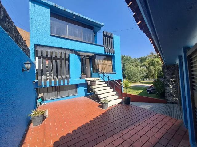 Casa en venta en Sta. Ursula Xitla, Tlalpan, CDMX con amplio estacionamiento