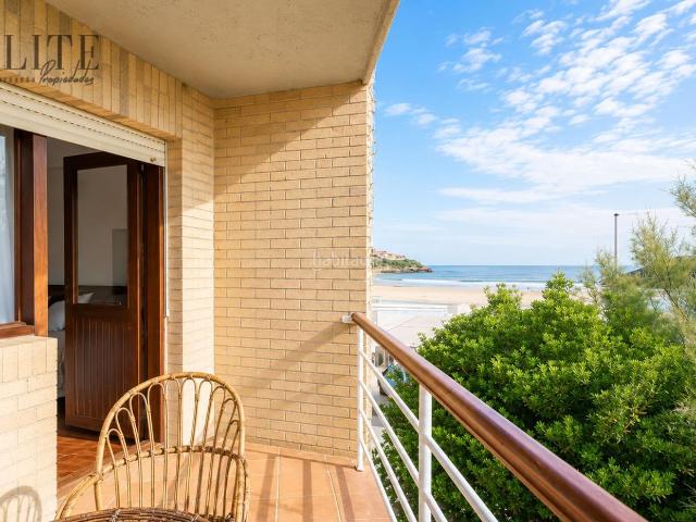 Casa en venta en Suances. El privilegio de vivir tocando el Cantábrico, en primera línea de playa. Casas.