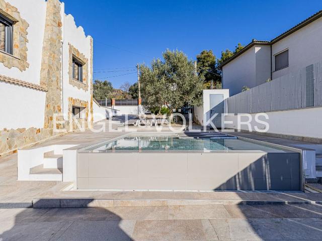 Casa en venta en Subirats. Elegancia, espacio y rentabilidad en el corazón de Subirats. Casas.