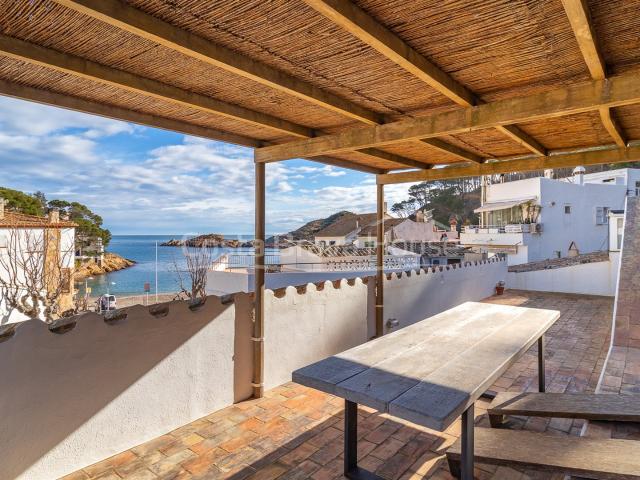 Casa en venta en Sa Tuna, Begur, primera línea de mar a 40 m. 251m² Begur