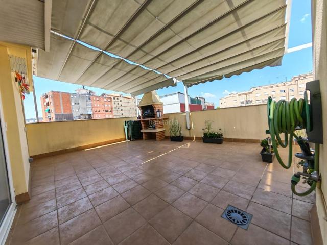 Casa en venta en Sabadell, Can Rull. Vivienda unifamiliar con terraza y garaje. Casas.