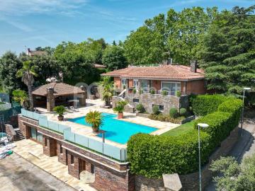 Casa en venta en Sabadell, Castellarnau. Exclusiva Villa de lujo a cuatro vientos con piscina desbordante, cine privado y parcela de 1.900m. Casas.