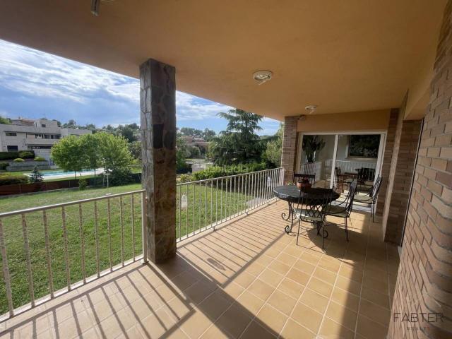 Casa en venta en Sabadell, Castellarnau. Fabter Realty presenta. casa de lujo a 4 vientos en Castellarnau Confort en una sola planta, domótica y gran parcela. Casas.