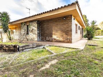 Casa en venta en Sabadell, Castellarnau. Gran casa seminueva y gran terreno en Castellarnau. Casas.