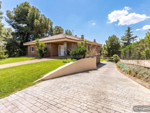 Casa en venta en Sabadell, Castellarnau. Gran casa seminueva y gran terreno en Castellarnau. Casas.