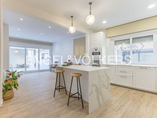 Casa adosada en venta en Sabadell, Centre. Casa con encanto, reformada, esquinera y muy luminosa en pleno centro. Casas adosadas.