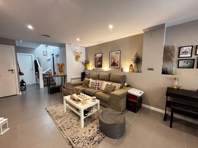 Casa en venta en Sabadell, Creu Alta. CASA BIS EN CREU ALTA CON TRES TERRAZAS. Casas.