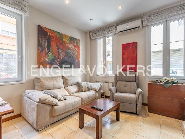 Casa adosada en venta en Sabadell, Creu Alta. Casa esquinera en La Creu Alta. Casas adosadas.