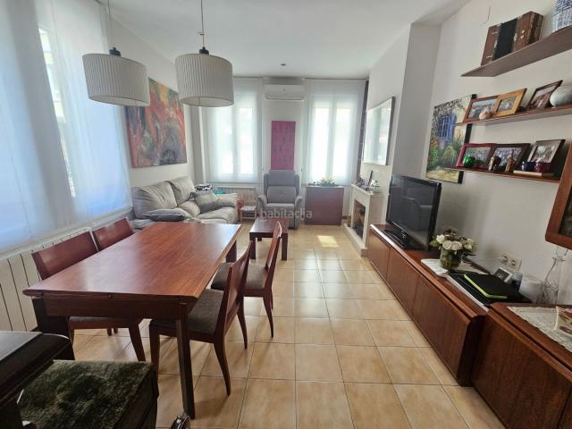 Casa en venta en Sabadell, Creu Alta. Esquinera i Exterior, con Patio 40m². Casas.