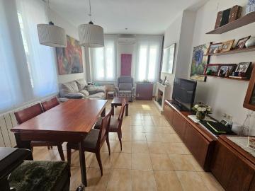 Casa en venta en Sabadell, Creu Alta. Esquinera i Exterior, con Patio 40m². Casas.