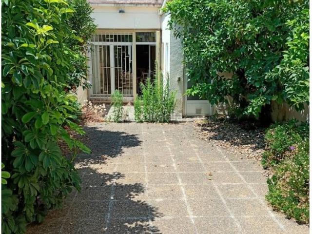Casa en venta en Sabadell, Eixample. casa en planta baja con gran patio de 80 m en lEixample de Sabadell. Casas.