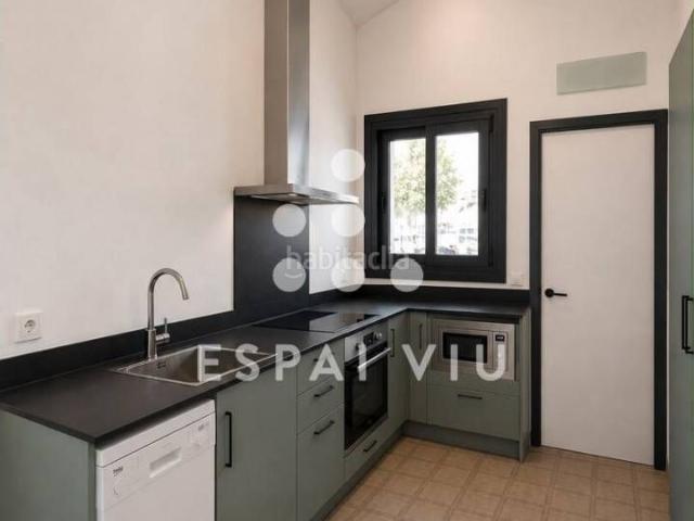 Casa en venta en Sabadell, Els Merinals. Encantadora casa adosada esquinera con enorme terraza. Casas.