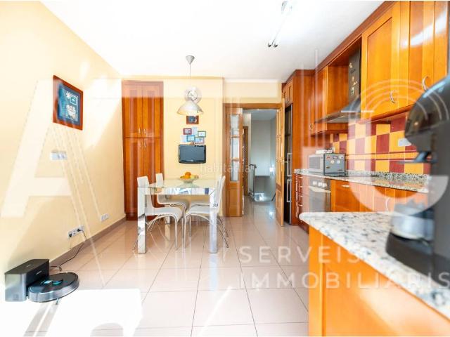 Casa en venta en Sabadell, Gràcia. CASA ADOSADA CON TERRAZA, GARAJE Y ESPACIO DE TELETRABAJO A 2 MINUTOS DE FGC GRÀCIA SABADELL. Casas.