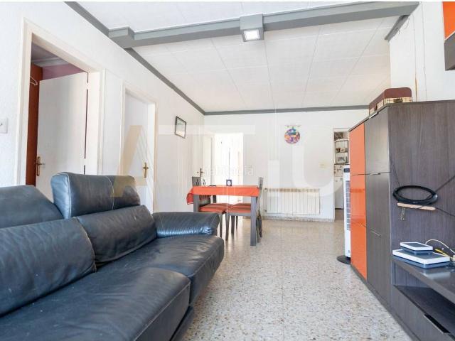 Casa en venta en Sabadell, La Plana del Pintor. CASA DE DOBLE CUERPO EN CA NORIAC, 3 HABITACIONES DOBLES, PATIO, TERRAZA Y GARAJE DE 150m. Casas.