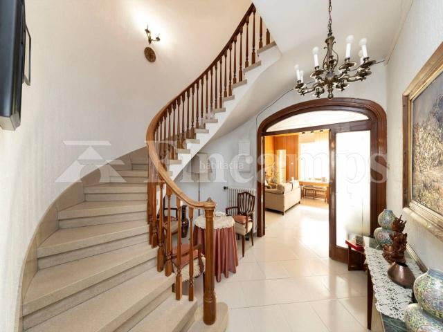 Casa en venta en Sabadell, Sol i Padrís Sant Oleguer. Casa amb caràcter, amplitud i un gran pati privat a Sabadell. Casas.
