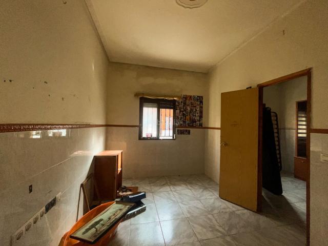 Casa en venta en Sagunt, Avenida de Abril 9 de Octubre. CASA ADOSADA PARA REFORMAR. Casas.
