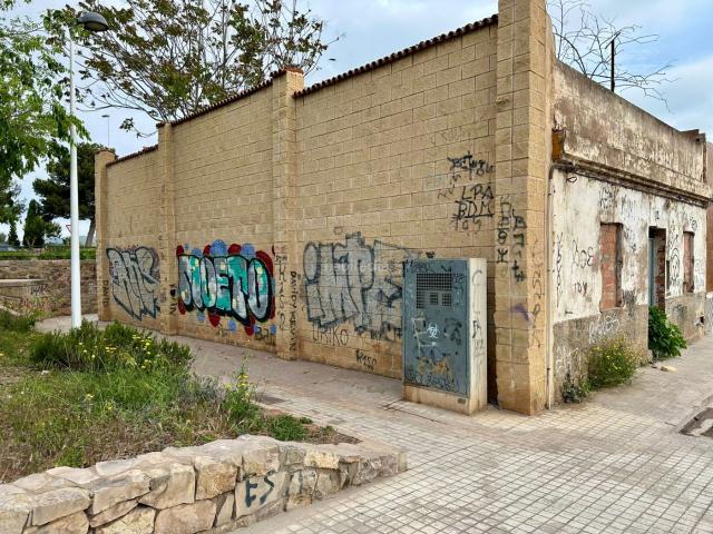 Casa en venta en Sagunt, Avenida de Abril 9 de Octubre. Casa para reformar en Puerto de Sagunto con gran potencial de inversión. Casas.