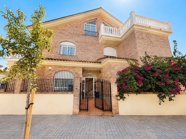 Casa en venta en Sagunt, Doctor Palos Alto Palancia. Chalet de 4 plantas con terraza envolvente, barbacoa, garaje y una distribución perfecta para vivir con amplitudHay viviendas que. Casas.