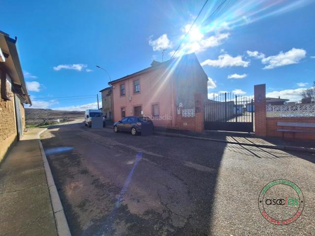 Casa en venta en Sahagún. ? Casa en venta con gran finca y piscina en Galleguillos de Campos. Casas.