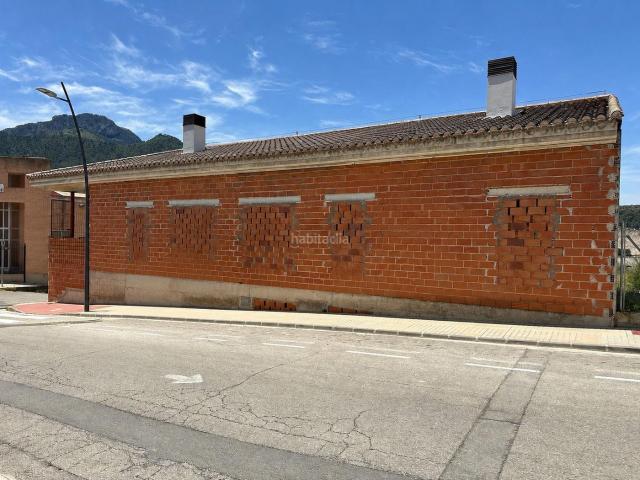 Casa en venta en Salem. Chalet de 558 m2 con Gran Garaje, Parcela y Vistas a la Montaña en Salem. Casas.